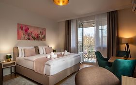 Holdvirag Hotel