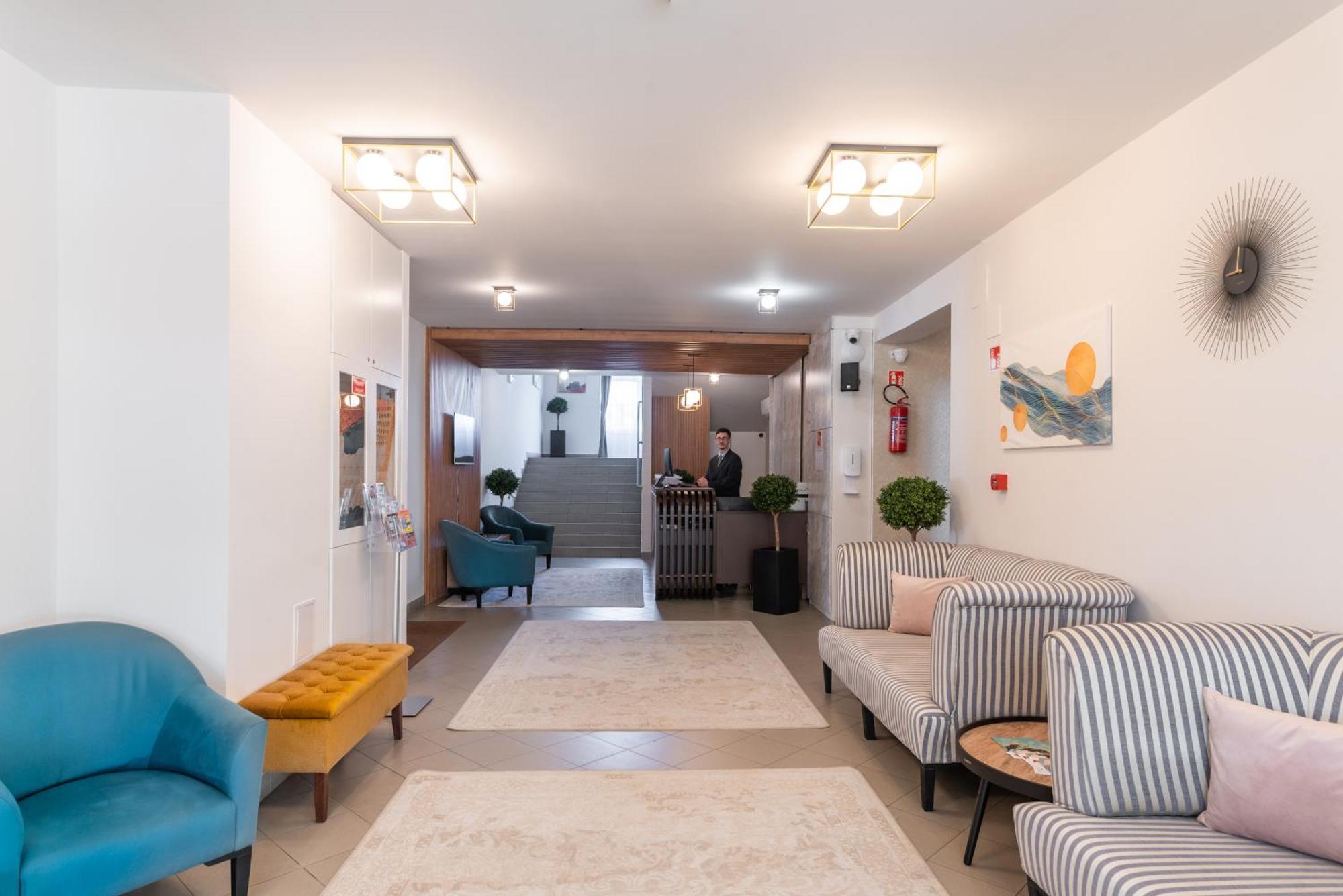 Holdvirag Hotel Шарвар Экстерьер фото