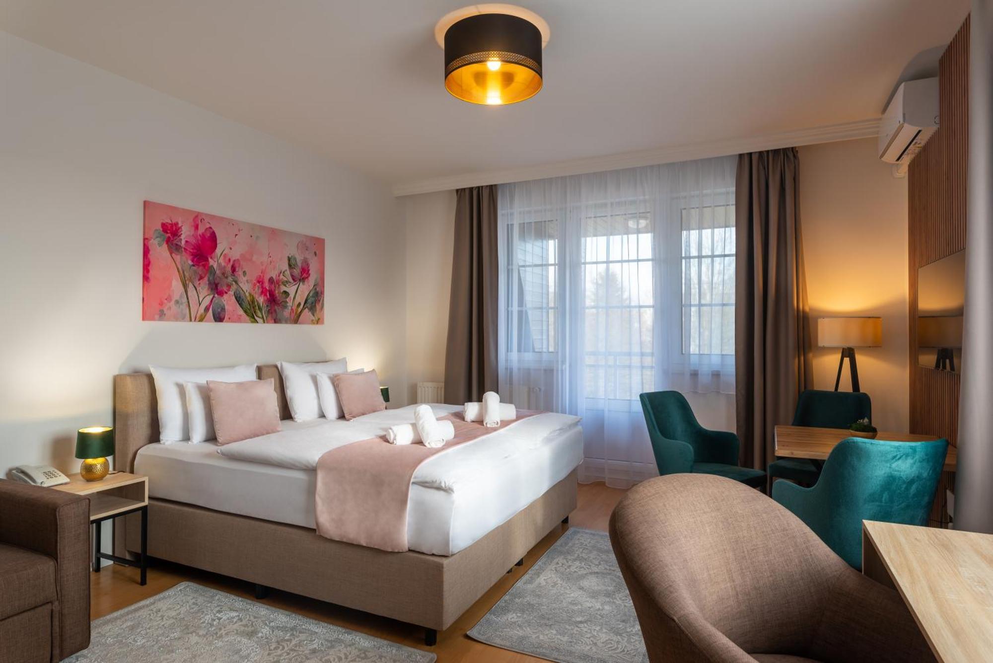 Holdvirag Hotel Шарвар Экстерьер фото