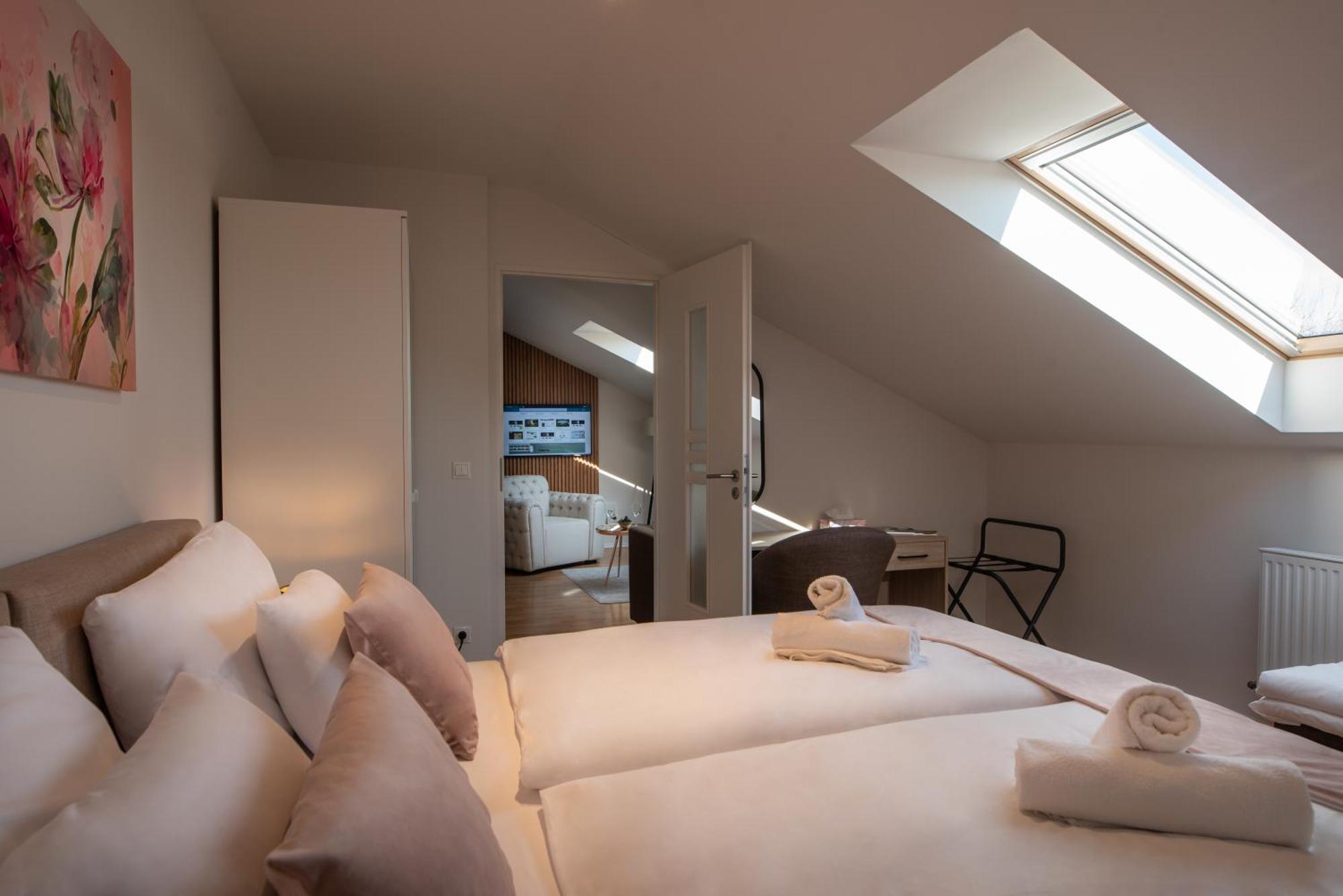 Holdvirag Hotel Шарвар Экстерьер фото