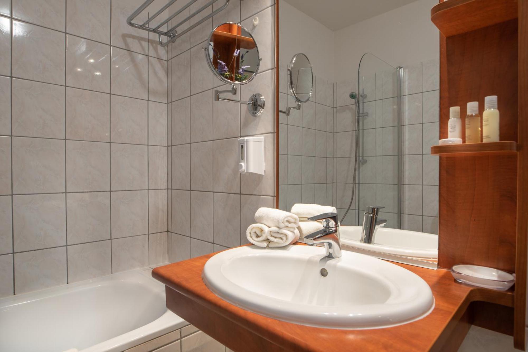 Holdvirag Hotel Шарвар Экстерьер фото