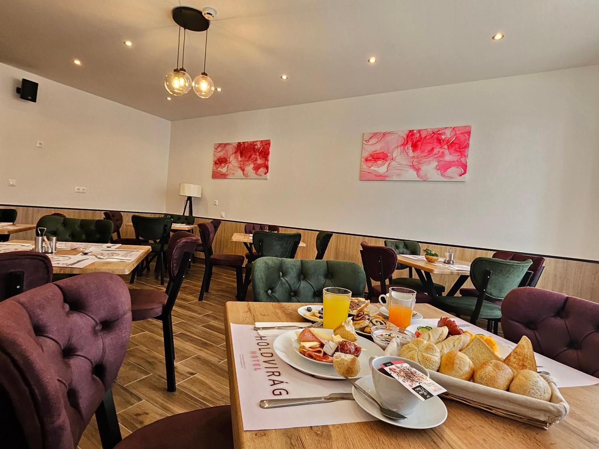 Holdvirag Hotel Шарвар Экстерьер фото