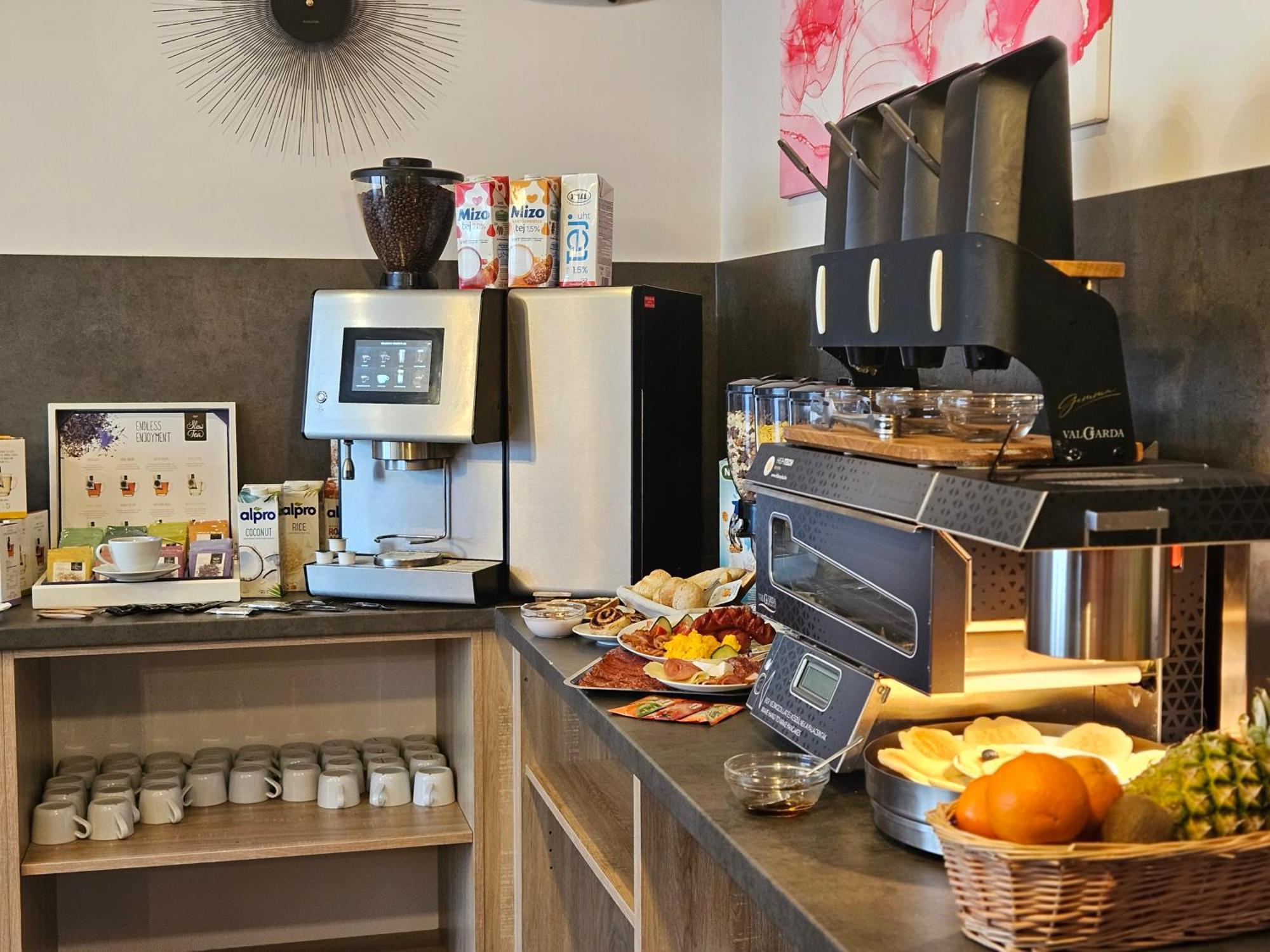 Holdvirag Hotel Шарвар Экстерьер фото