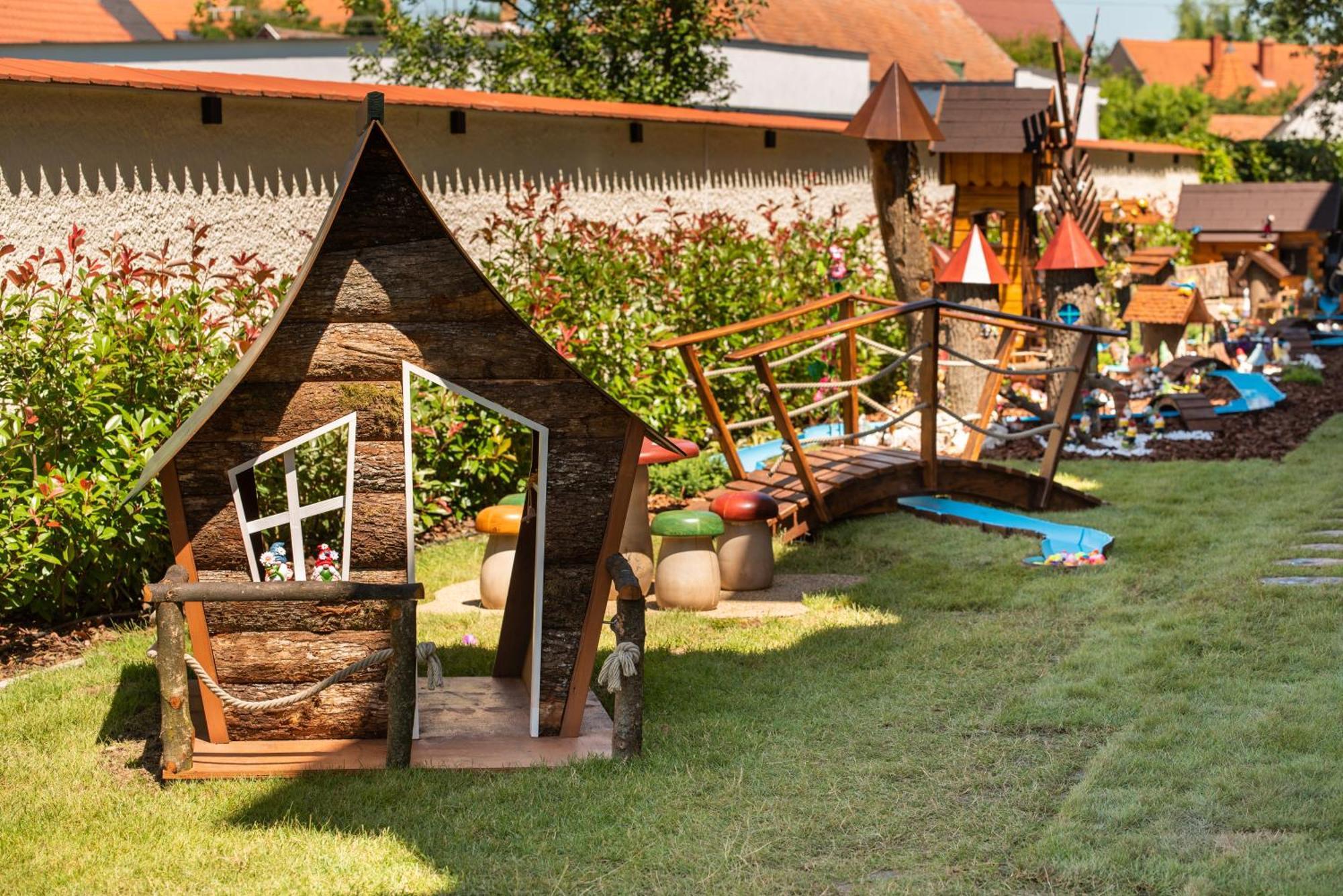 Holdvirag Hotel Шарвар Экстерьер фото