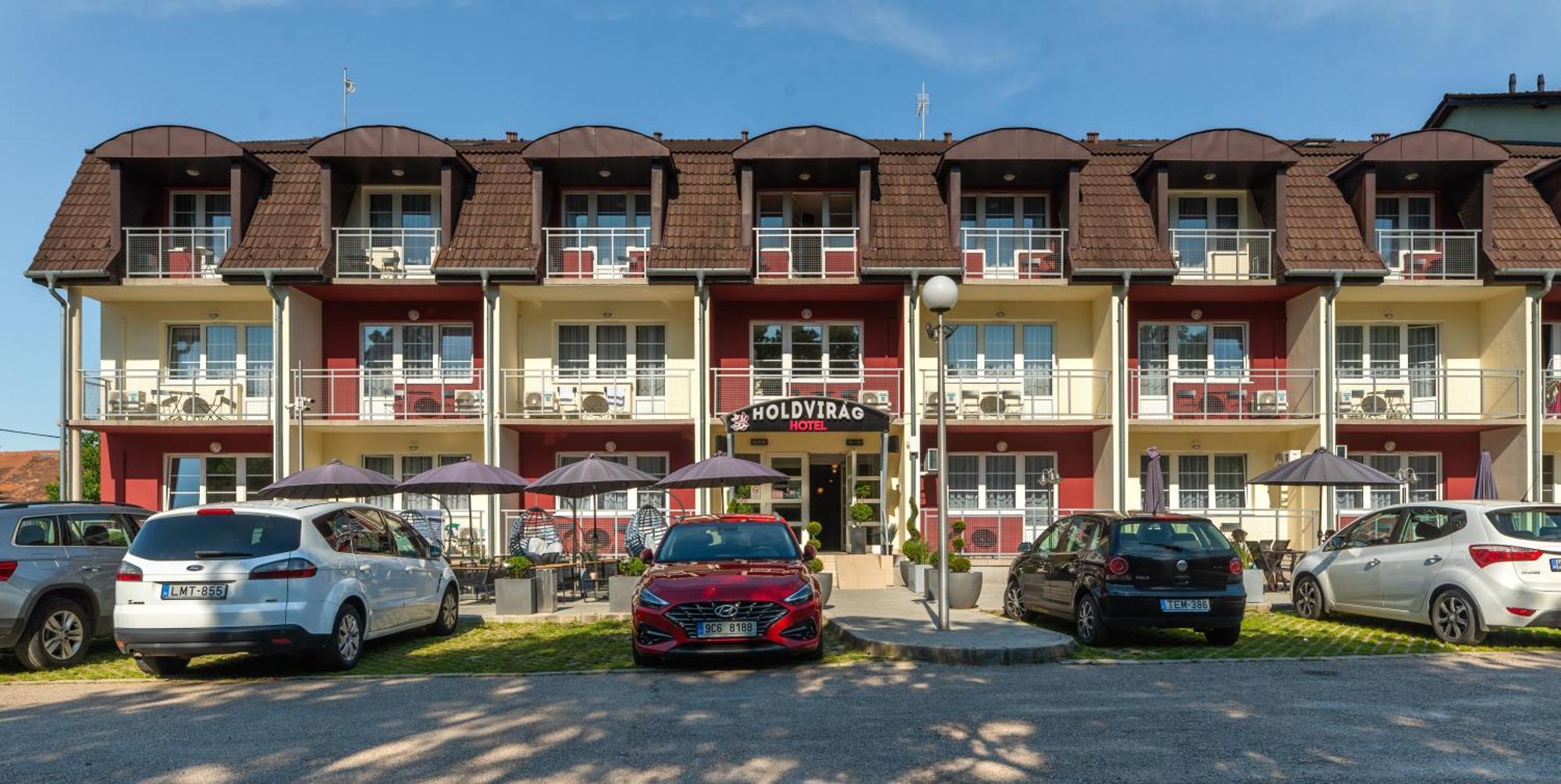 Holdvirag Hotel Шарвар Экстерьер фото