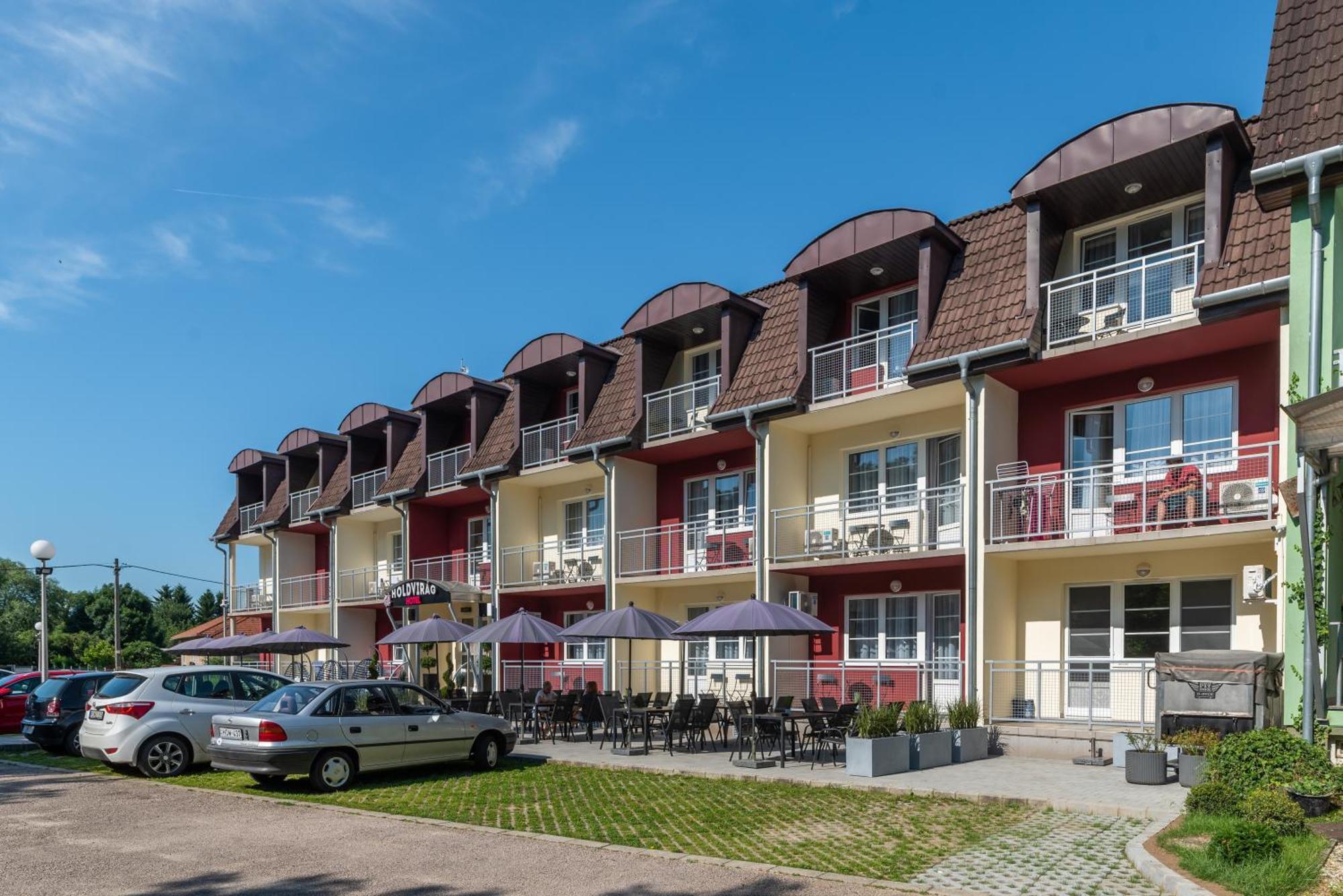 Holdvirag Hotel Шарвар Экстерьер фото